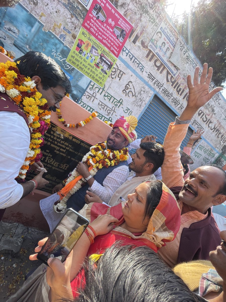 MayashrmaBjp's tweet photo. बुलंदशहर लोकसभा चुनाव में लगातार तीसरी बार टिकट मिलने पर माननीय सांसद श्री ⁦@MpDrBholaSingh⁩ जी का जन आशीर्वाद यात्रा में ब्लॉक क्षेत्र आगमन पर स्वागत किया एवं विकास कार्यों का उद्घाटन किया.
#जन_आशीर्वाद_यात्रा ⁦@BJP4India⁩ ⁦@BJPCentralMedia⁩ ⁦@JPNadda⁩ https://t.co/3MT6VDvpLV