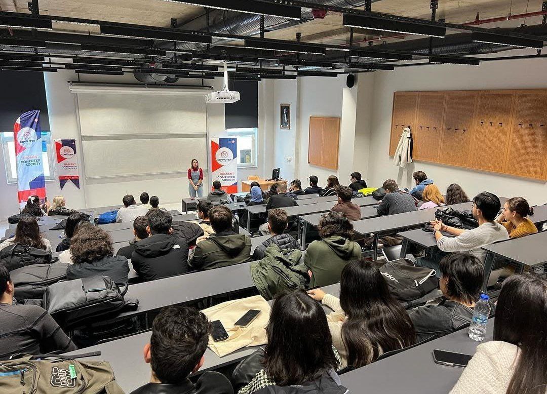 baskentchain's tweet photo. 8 Mart Cuma günü Başkent Üniversitesi Bilgisayar Topluluğu ile gerçekleştirdiğimiz MIT' de ( Massachusetts Institute of Technology ) Araştırmacı Olmak adlı seminerimizde bizimle kariyer yolculuğunu paylaşan Elif Hilal Umucu' ya ve Chainlink Türkiye Topluluğu' na teşekkür ederiz. https://t.co/aIeIdfGmB5