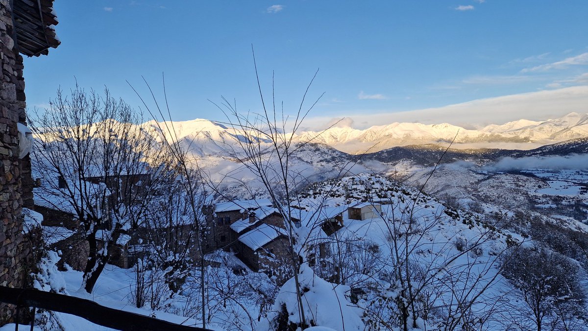 Preciosa estampa 
Acaba de nevar y sale el Sol y nos deja estas postales
<a href="/tiempobrasero/">Tutiempo</a> <a href="/eltiempo_atv/">Aragón TV El Tiempo</a> <a href="/meteo_aragon/">Meteo Aragón</a> <a href="/ElTiempoes/">Eltiempo.es</a> @eltempsTV3 <a href="/pirineosaragon/">Pirineos de Aragón</a>