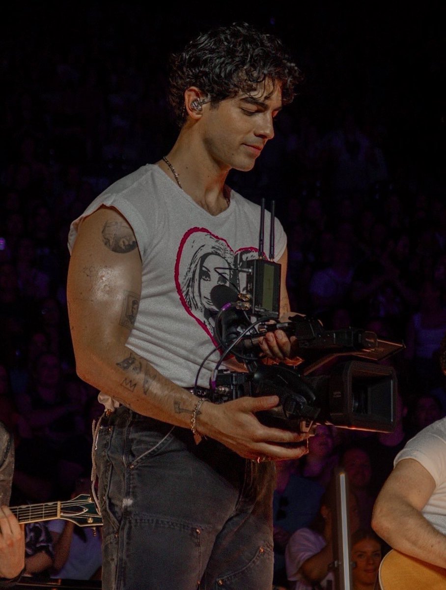 Ashleyy_L_'s tweet photo. Is he real? 
(The answer is no) https://t.co/jRWyQBwRN1
