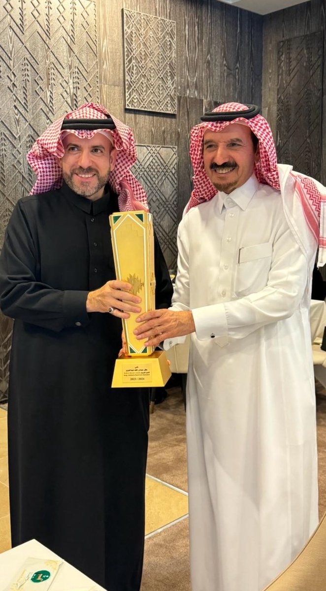 AlsharifStable's tweet image. للعام الثاني على التوالي الجواد نجيب الزمان بطلاً لميدان الملك عبدالعزيز للخيل العربيه في انتصار رائع يتبعه اخيه بارز من اسطبلنا في المركز الثاني تحت تدريب المدرب الرائع عبدالعزيز الموسى وقيادة الخيال المبدع كاميليو اوسبينا .