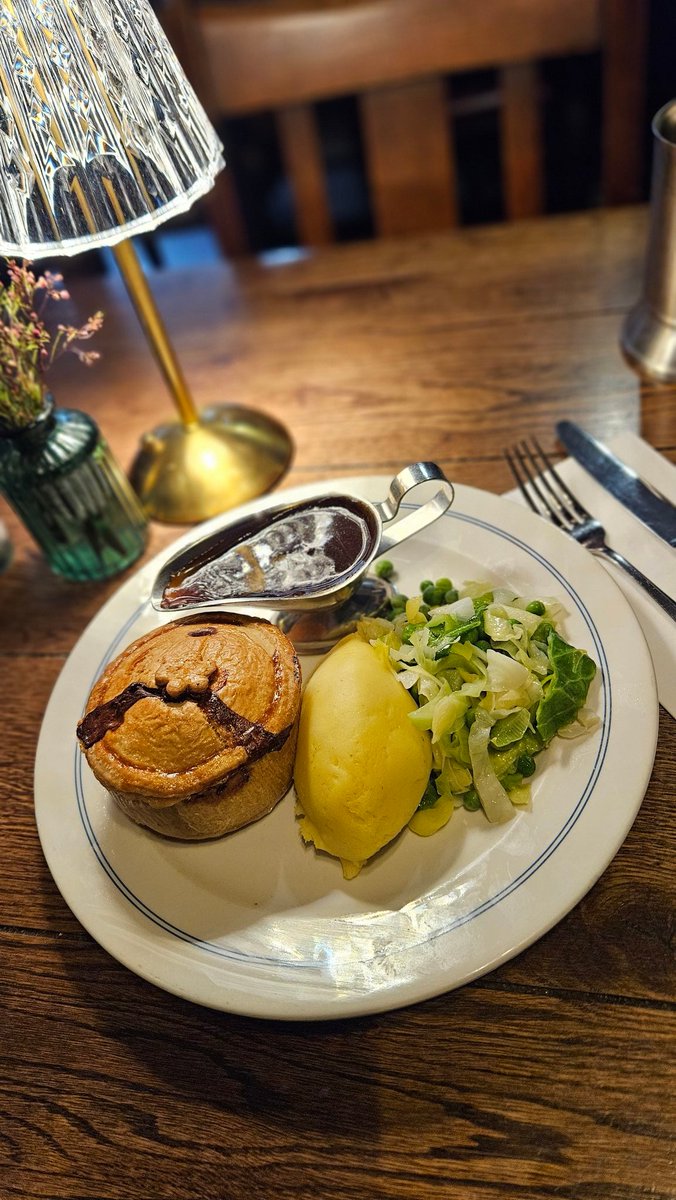 British Pie week continues! 
Don't miss out on the taste of tradition - come on down and enjoy a slice of pie heaven!

#fullers #fullerspub #pie #britishpieweek2024 #pieweek #fitzrovia #steakandalepie #veggiepie #tottenhamcourtroad