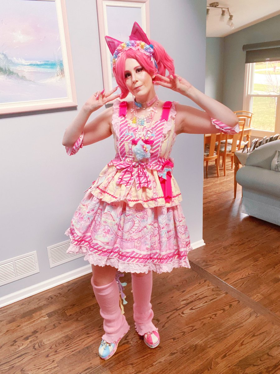 LittleAlice06's tweet image. All dressed up for #KankakeeFantasyCon today! 💖 #ReadingCommunity #SupportLocalLibraries