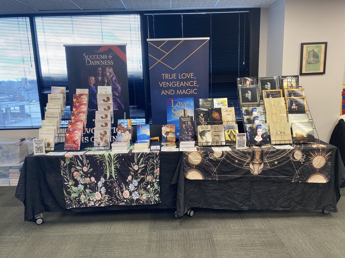 LittleAlice06's tweet image. All set up for #KankakeeFantasyCon today! 💖 #ReadingCommunity #SupportLocalLibraries @inksmithpublish