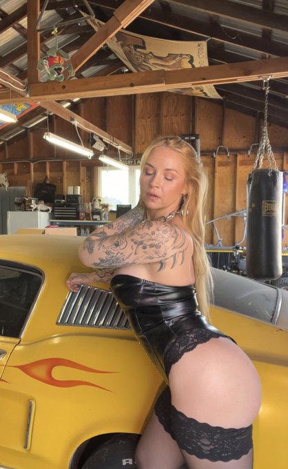 Can I pose by your classic car 😍 https://t.co/xfu4Je2fXb 30% off next 100 subs ✨ https://t.co/4E3kxV