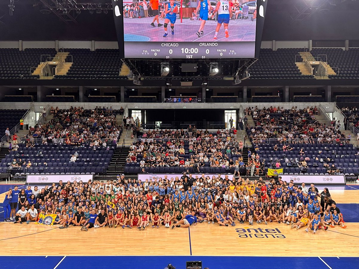 sperezprensa's tweet photo. La foto grupal de los equipos del torneo Junior NBA en el Ántel Arena. @montevideoIM https://t.co/KthIOisFhB