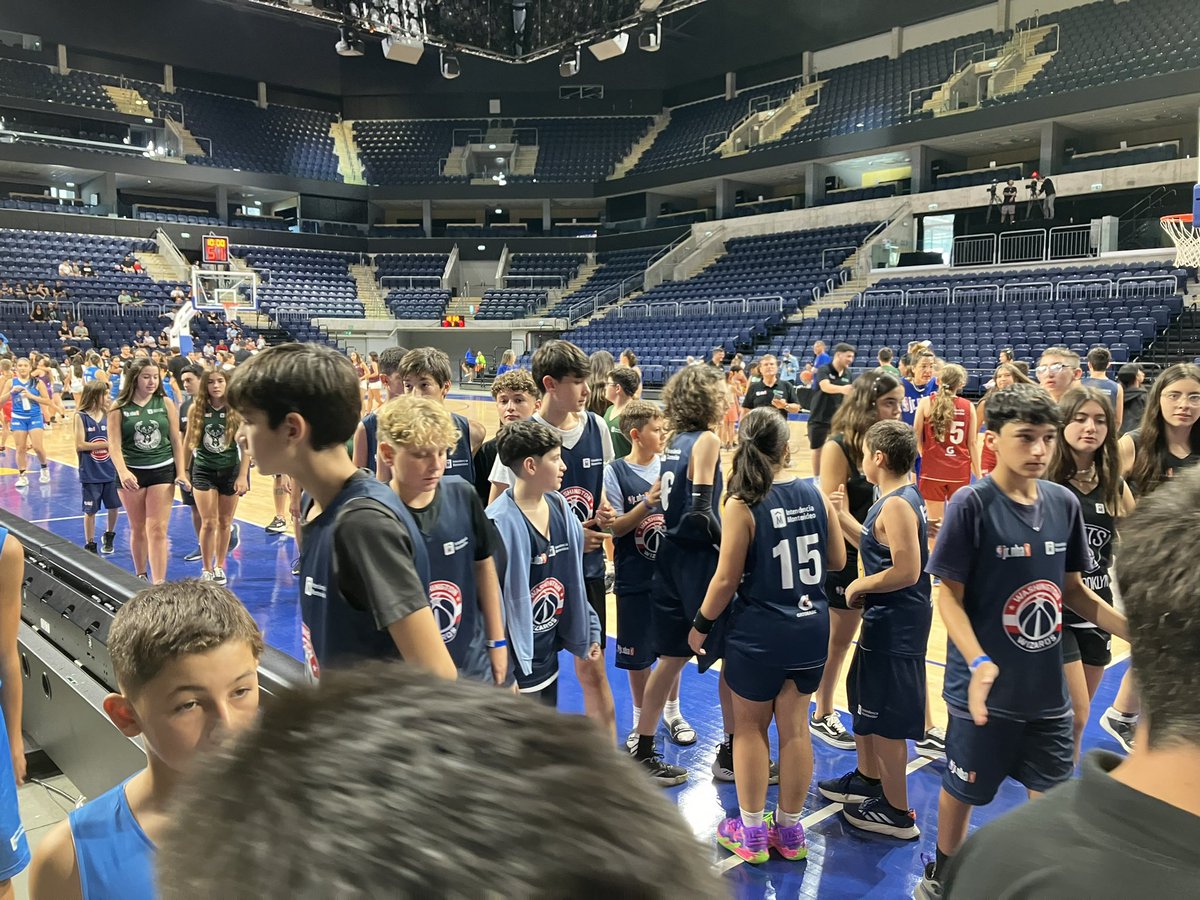 sperezprensa's tweet photo. La foto grupal de los equipos del torneo Junior NBA en el Ántel Arena. @montevideoIM https://t.co/KthIOisFhB