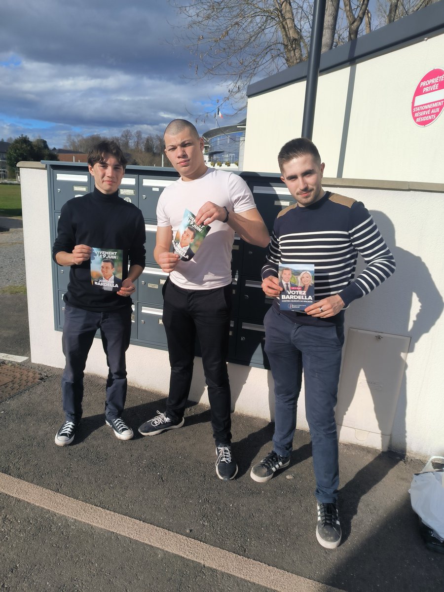 LagaheBenjamin's tweet photo. Aujourd'hui les RNJ Pyrénées-Atlantiques avons fait une action boitage à Lons.
#VivementLe9Juin
#TousavecJordan https://t.co/CkvY7FOTgx