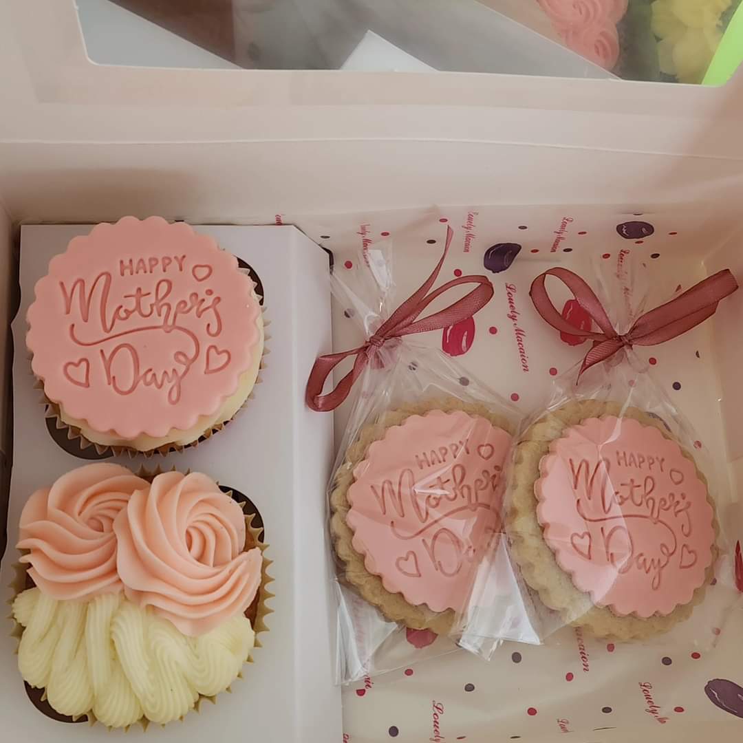 Hayley's Cake Box tweet media