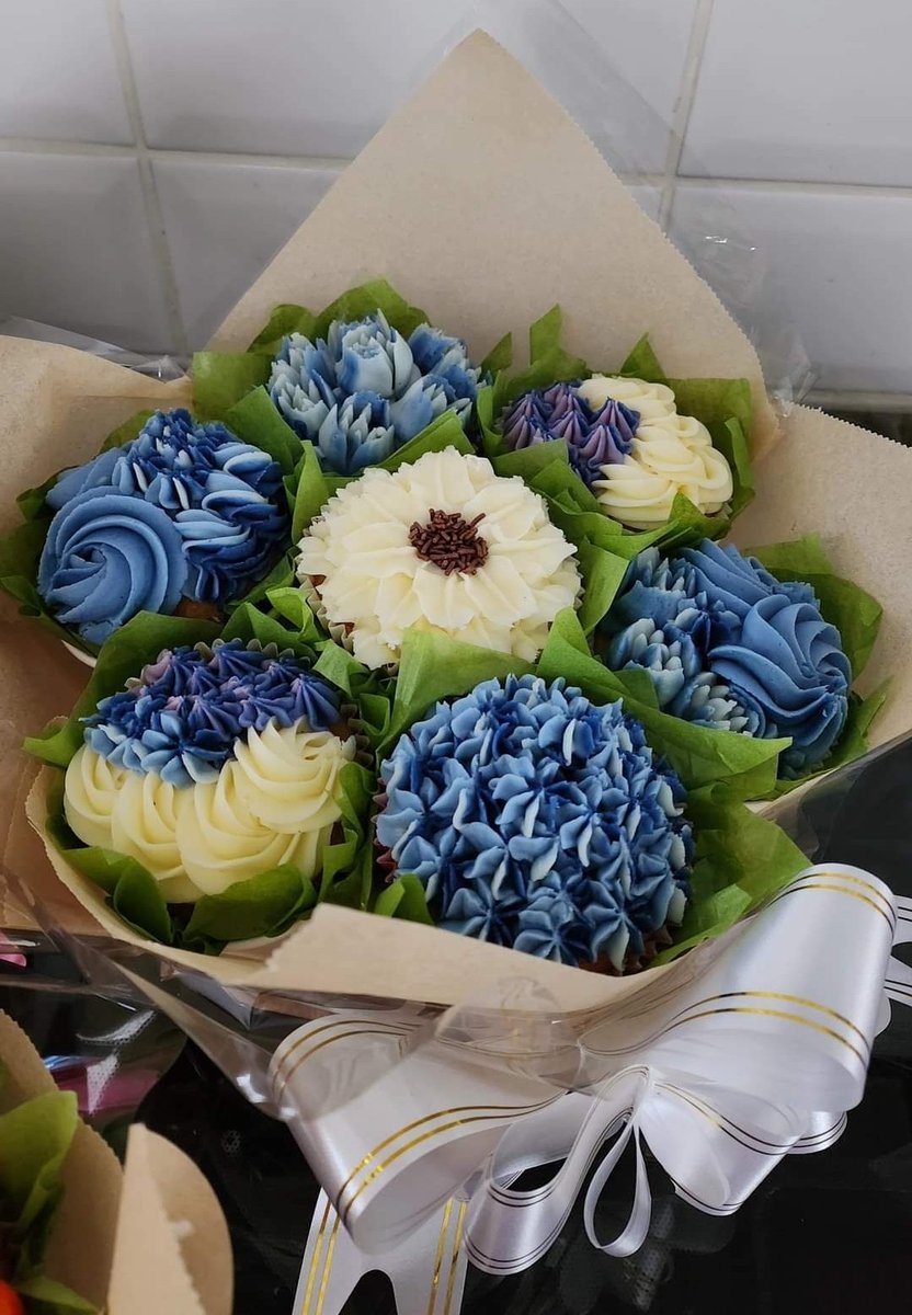 Hayley's Cake Box tweet media