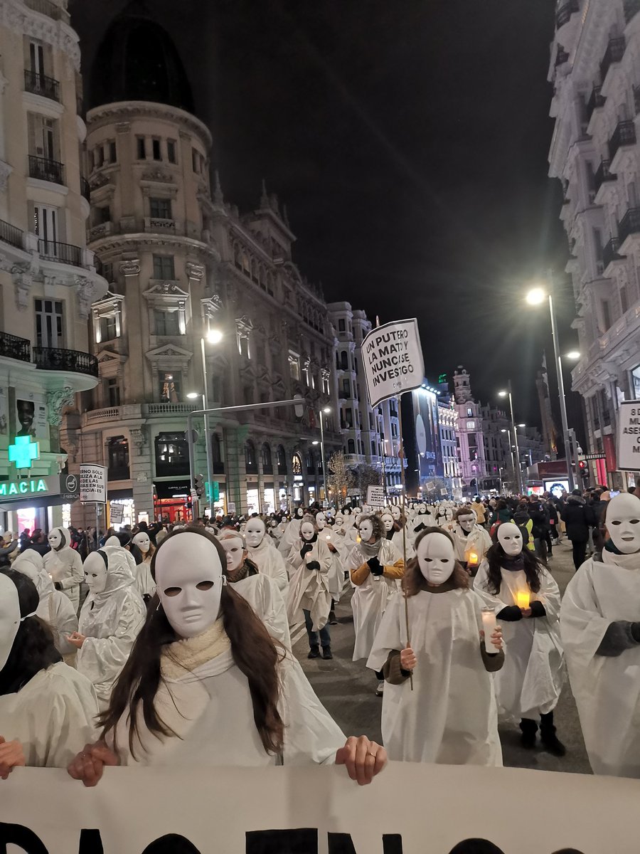 NuriaCSopena's tweet photo. En silencio.
Con el máximo de los respetos.
Siendo la voz de las asesinadas. 
Eran las últimas en la manifestación.
Pero para mi fueron las primeras.
Gracias enormes @CompanaFemista https://t.co/pAdr9l2UGd