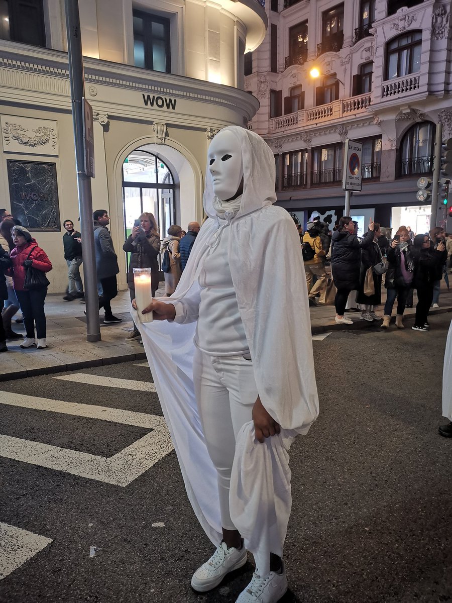 NuriaCSopena's tweet photo. En silencio.
Con el máximo de los respetos.
Siendo la voz de las asesinadas. 
Eran las últimas en la manifestación.
Pero para mi fueron las primeras.
Gracias enormes @CompanaFemista https://t.co/pAdr9l2UGd