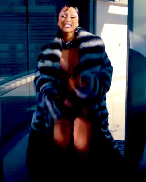 KardiCarey's tweet photo. These #Garbs really thinks it offends us when they post pictures of Cardi when she was a stripper. The thing about Cardi is that she has never ever ran from her past, but has embraced it.
You are all just mad because your fave is past her prime and ours is just Getting started. https://t.co/GgjSsSaxDS