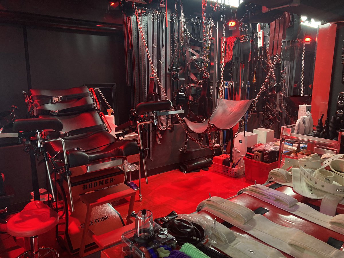 参观了曼谷久负盛名的@redstudiobkk 

@Rubberforfun 老板审美在线，每个细节都处理的非常认真，堪称bdsm道具博物馆。@500cafebangkok 也是他的店。

11月23号曼谷将举办@bkkfetishball 看来年底还得再来一趟了！ https://t.co/W7oD1sXd1w