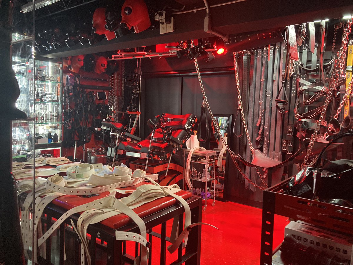 参观了曼谷久负盛名的@redstudiobkk 

@Rubberforfun 老板审美在线，每个细节都处理的非常认真，堪称bdsm道具博物馆。@500cafebangkok 也是他的店。

11月23号曼谷将举办@bkkfetishball 看来年底还得再来一趟了！ https://t.co/W7oD1sXd1w