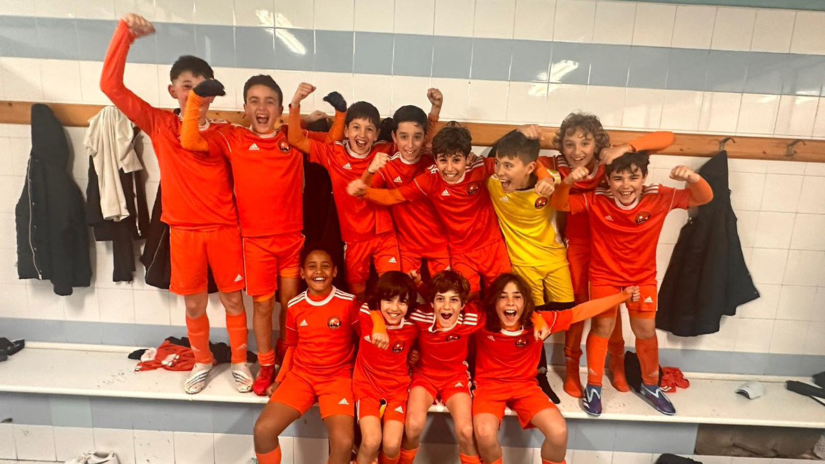 CDParquesol's tweet photo. 👏 ¡𝗘𝗦 𝗟𝗔 𝗦𝗘𝗫𝗧𝗔 𝗖𝗢𝗡𝗦𝗘𝗖𝗨𝗧𝗜𝗩𝗔!

⚽️ El 𝑨𝑳𝑬𝑽𝑰́𝑵 𝑨𝑻𝑳𝑬́𝑻𝑰𝑪𝑶 𝑨 derrota (2-6) al @cdarces con un póker de goles de Alejandro Herrero

✅ Los de @rodrimaanri, que encadenan seis triunfos seguidos, se mantienen en la cuarta plaza

🧡 #VamosParquesol https://t.co/2TumQsAUVz