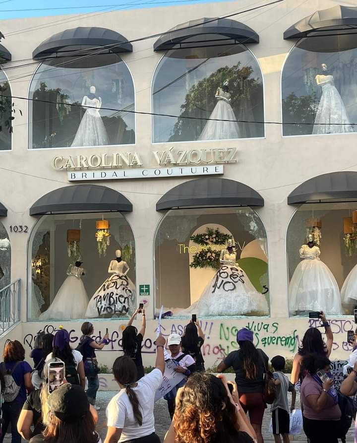 Como ellas son mujeres a las que jamás les pedirán matrimonio ni serán felices nunca, hacen esas perras mamadas.