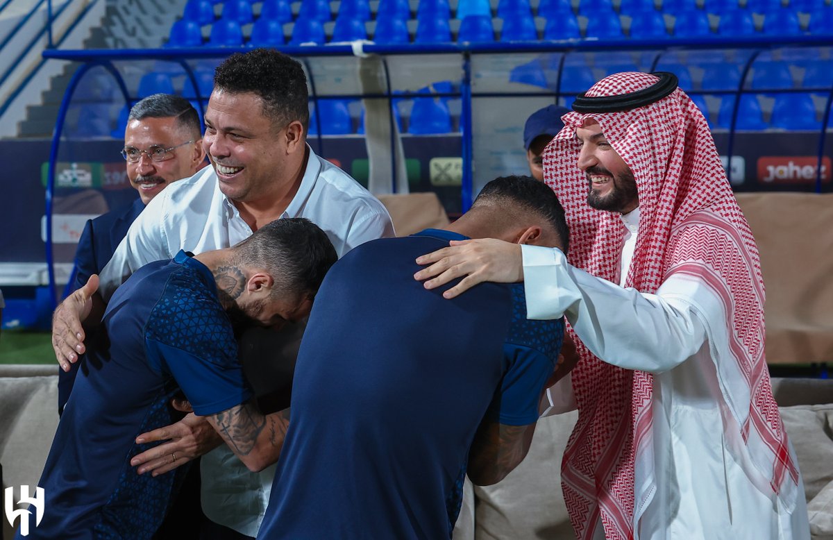 Alhilal_FC's tweet photo. 📸 الظاهرة "رونالدو" في مقر #كبير_آسيا 🤩💙

#الهلال https://t.co/mLK5qc7lbY