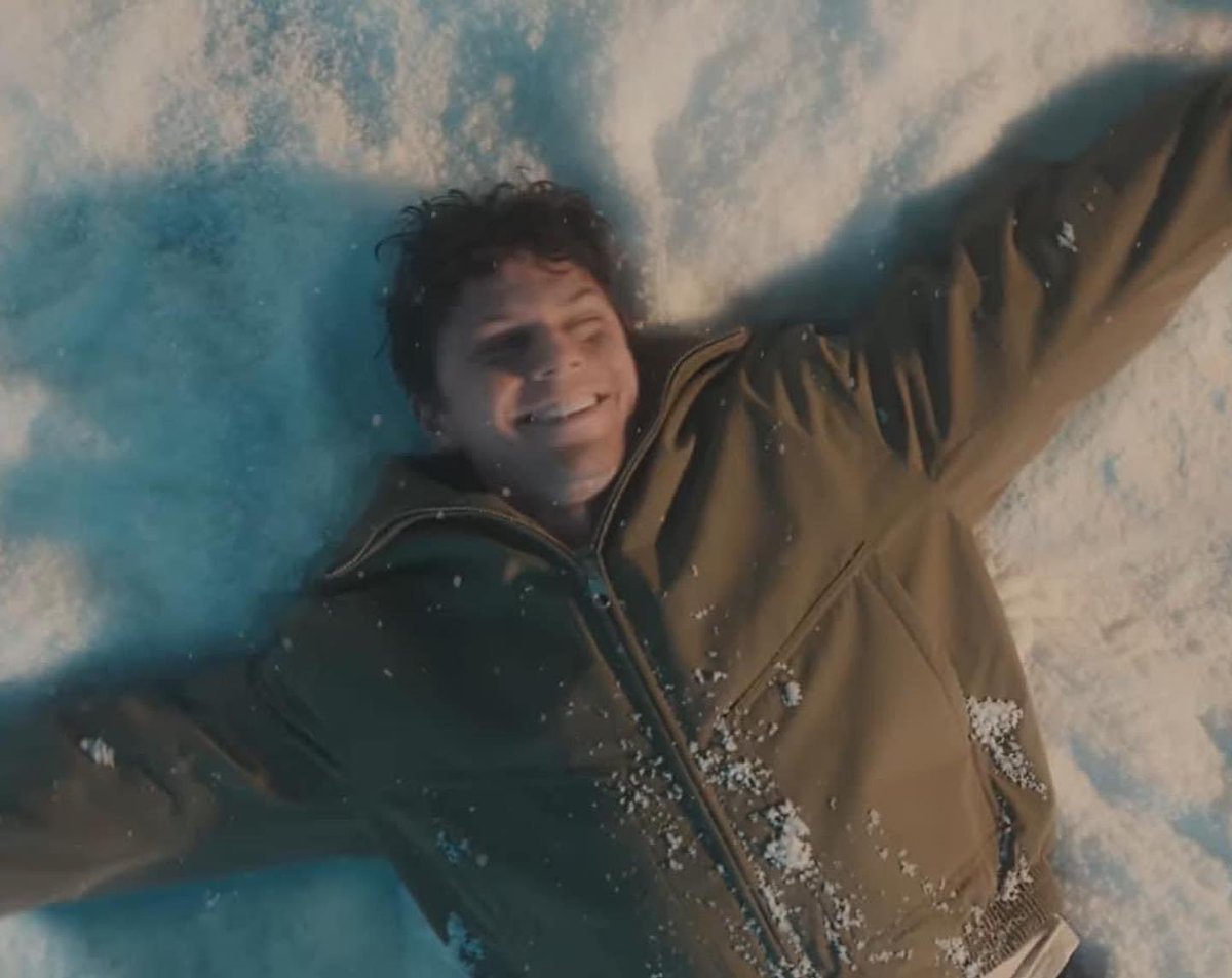 runtherunwaymag's tweet photo. Ok, pero ¿ya miraron el video de “We Can’t Be Friends” de #ArianaGrande? 🥹🥹 es todo un sentimiento. Btw, aparece #EvanPeters en el 💘
📸: screenshots del video “We Can’t Be Friends”.
#RunTheRunwayMagazine 🌟 https://t.co/OtVeN8FO42