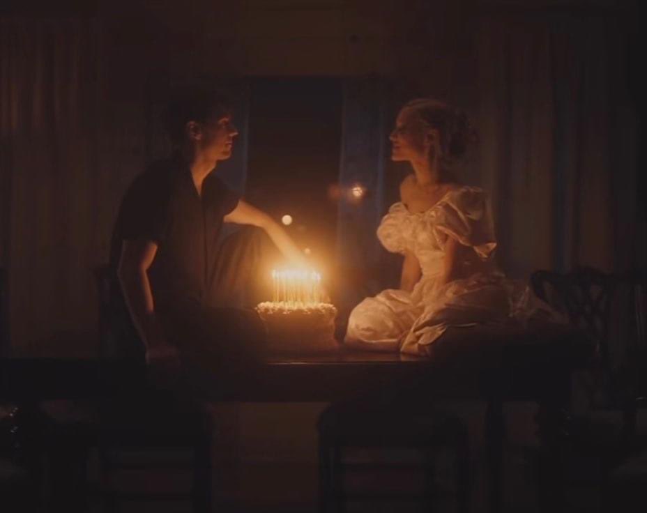 runtherunwaymag's tweet photo. Ok, pero ¿ya miraron el video de “We Can’t Be Friends” de #ArianaGrande? 🥹🥹 es todo un sentimiento. Btw, aparece #EvanPeters en el 💘
📸: screenshots del video “We Can’t Be Friends”.
#RunTheRunwayMagazine 🌟 https://t.co/OtVeN8FO42