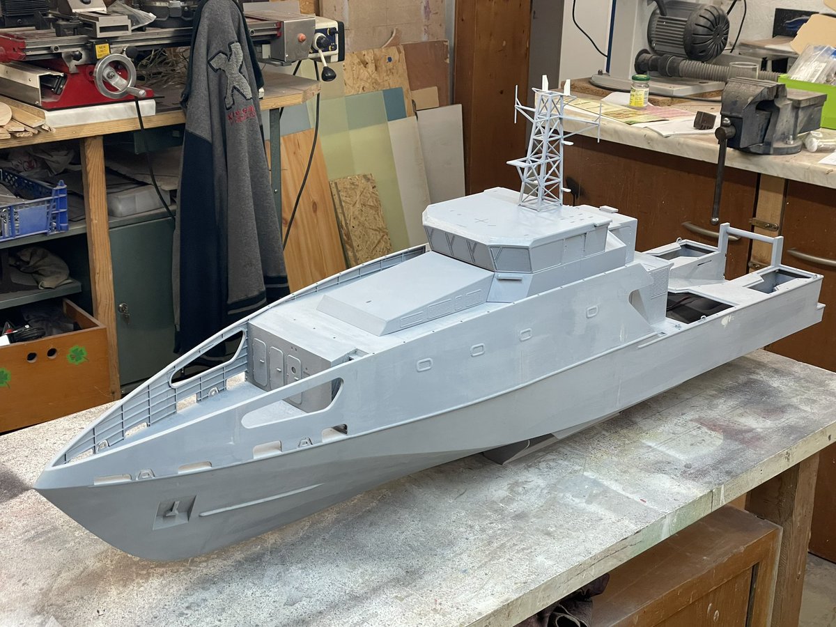 MatthiasK77's tweet image. Heute beim Workshop mal wieder etwas an der Guardian gemacht. Danke Stefan, für die Lampenträger am Mast. 
Einmal komplett geschliffen. Bei der intermodell soll sie ausgestellt werden. Beitrag über die Klasse in #navyops. 

#3Ddruck #austal #guardian #patrol_boat @austal