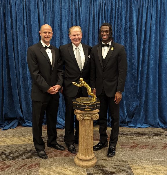 Unanimous 1st-team All-America receiver & Biletnikoff Award winner @MarvHarrisonJr with Heisman Trophy winner & keynoter @DannyWuerffel and Founding Trustee & Chairman Walter Manley II, at the '24 BA banquet. @OhioStateFB @BuckeyeNotes @MikeBasford_OSU #OutstandingReceiver #NCFAA