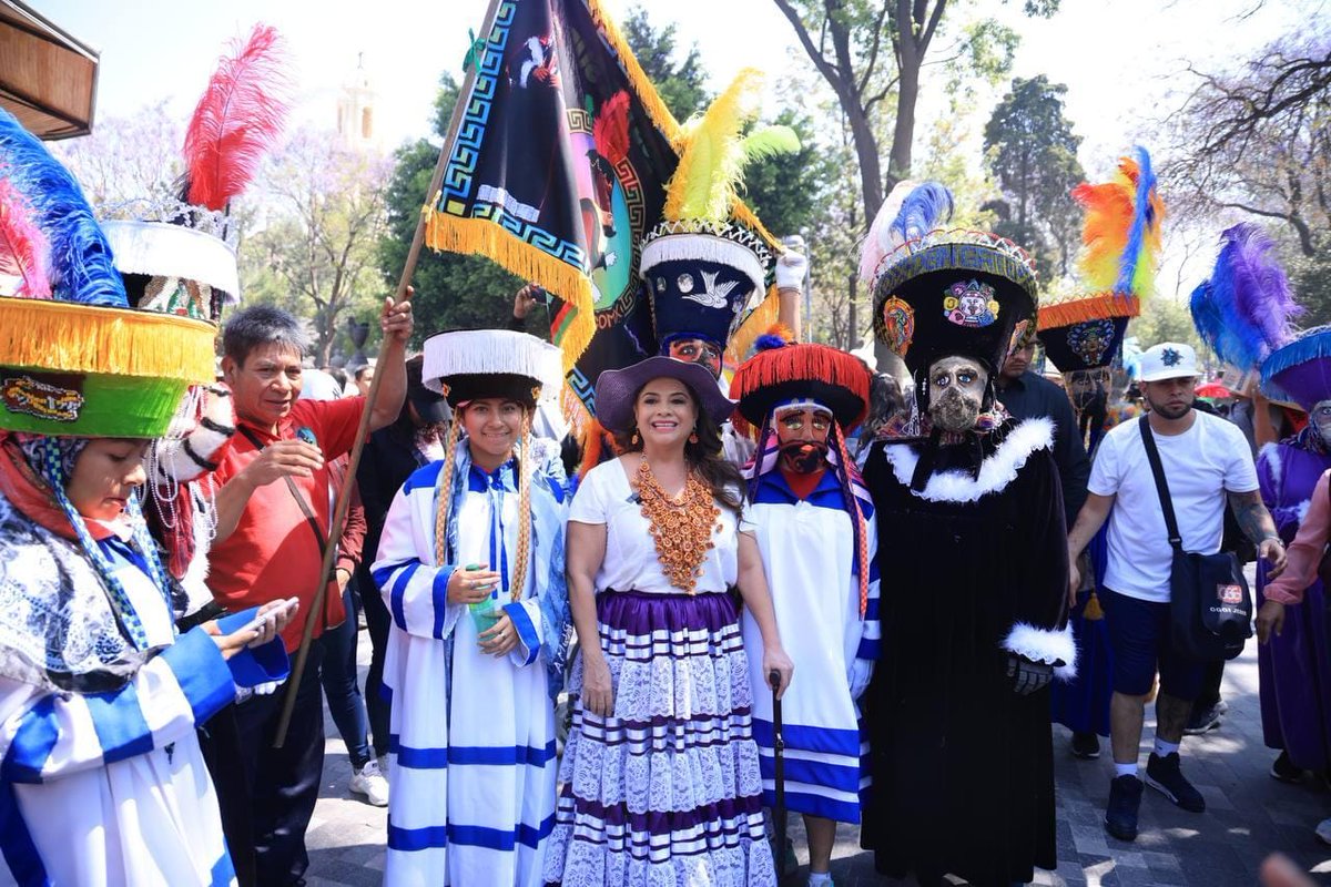 MarieldelaRiva2's tweet photo. La salvadoreña usando las costumbres de mexicanos, previa alteración, para engañar bobos y que voten por ella para la jefatura de gobierno CDMX, pero no pudo con una alcaldía, no podrá con una Ciudad entera y de los morenarcos ineptos ya estamos hartos.
@lawyerestrada1 @ecmarcos https://t.co/R6bCXjtQkp