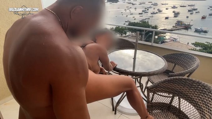 Na sacada pra todo mundo ouvir que meu marido adora me ver sendo enrabada por um preto pauzudo... 🤤😈