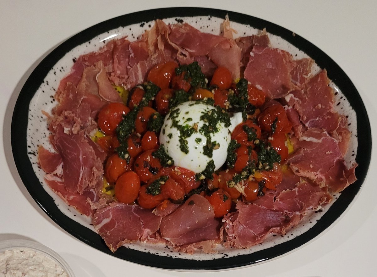 marianarn's tweet photo. @cegadede @_ana_c Aqui o tomate é confitado, juntei Presunto cru e molho pesto!! Top!! https://t.co/g0iGqSZtOS