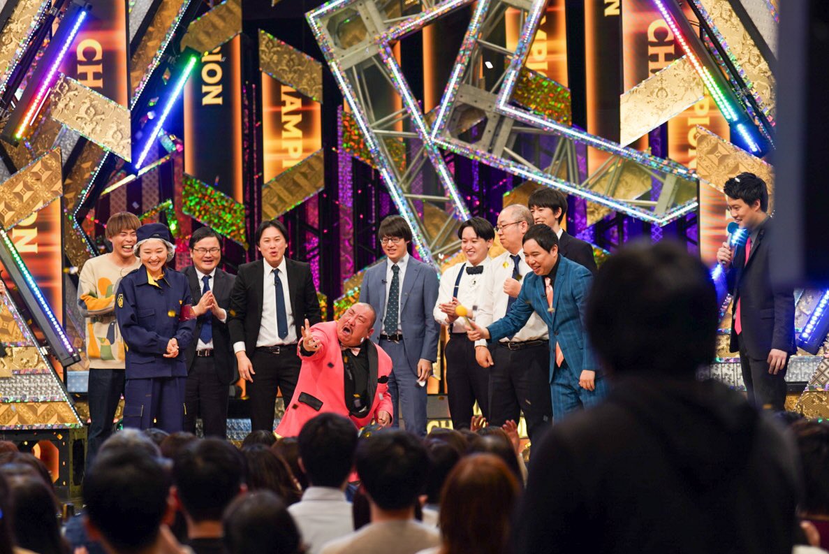 Machiura's tweet photo. R-1グランプリ2024、優勝させてもらいましたー！！！応援してくれた方々、一緒に暴れた共演者のみんな、ありがとうございました！！

腐らずに、いや腐りかけたこともあったけど、こだわって20年も続けてきてほんまに良かった！あれが遠回りしながらも僕なりに追い求めてきた漫談です。

万に一つ僕がこの先そんなに活躍しなかったとしても、やっぱ一度でもこんな嬉しい気持ちにさせてくれたR-1にはかなり夢がありますよ！！！