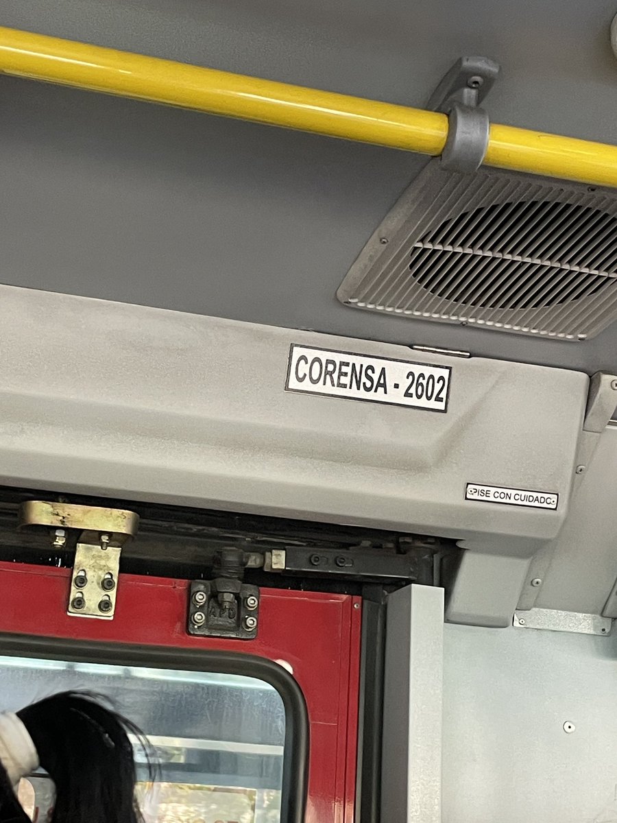 _andynoriega's tweet photo. @MetrobusCDMX podrían apoyarme, el conductor de esta unidad en la sección de mujeres  dejó atrapada con la puerta a una chica con brazo y pierna. Cuando todas las pasajeras le avisamos a una niña le contesto “que quieres pendeja” por favor su ayuda a retener a este conductor https://t.co/TOVQEU3vC4