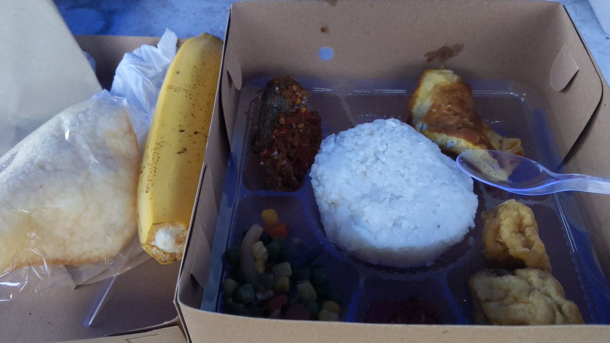 Sarapan sik lurr..ben kuat ngadepi tekanan...😅