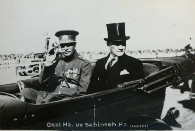 nctxtarihi's tweet photo. 1934 yaz mevsimi. Mustafa Kemal ve Iran şahı Rıza Pehlevi.. https://t.co/09UOff4A39