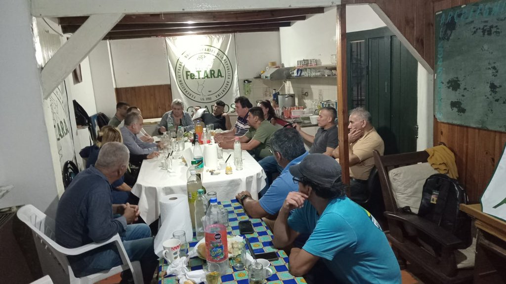 Fetara_agrarios's tweet photo. Organizando la presentación de Fe.T.A.R.A en provincia de Buenos Aires, con la presencia de sindicatos rurales, organizaciones empresarias y referentes de la producción de alimentos y la cultura. Somos parte de tu mesa y de tu vida. https://t.co/vR3C1LTqr2