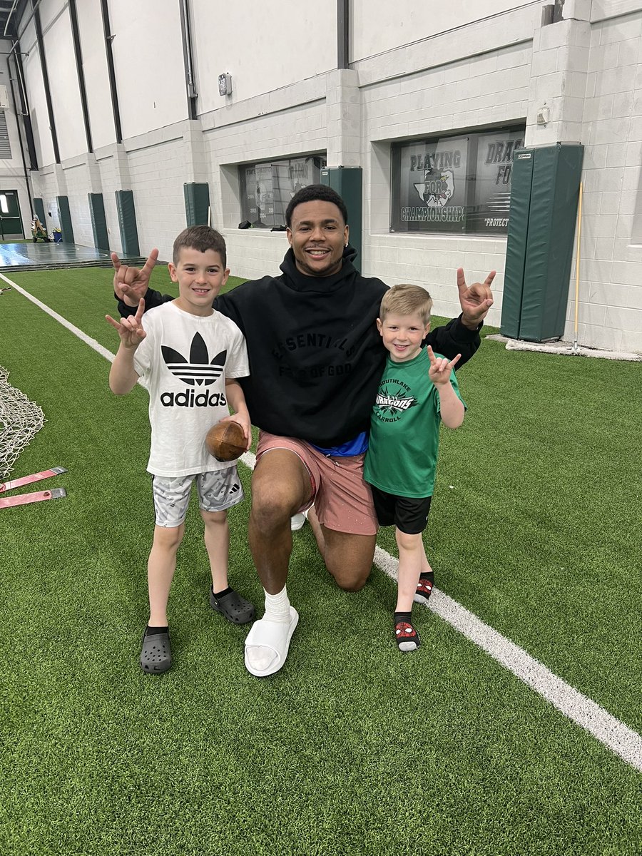 Fun watching my guy @QuinnEwers spin it this morning in the old stomping grounds! Appreciate @Jatavionsanders spending time with my boys! Excited to watch you on Sundays! #TexasBoys @CarrollDragonFB @DentonRyanFball