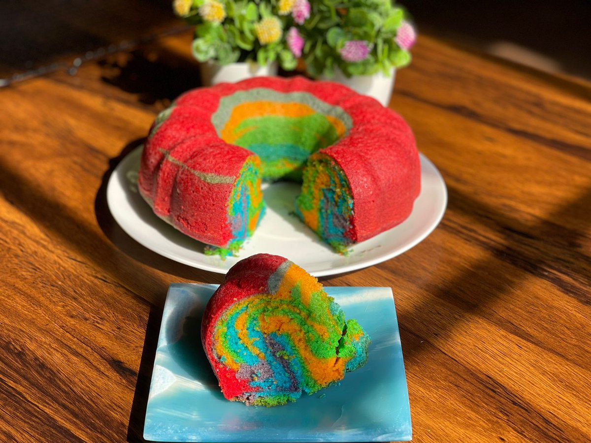 IkNalaeqMusanfa's tweet image. When life seems less colourful, bake yourself a rainbow cake.
Here is my rainbow and sunshine on your timelines.
 ❤️🧡💛💚💙💜🩷
#IcanBake
#BakingTherapy