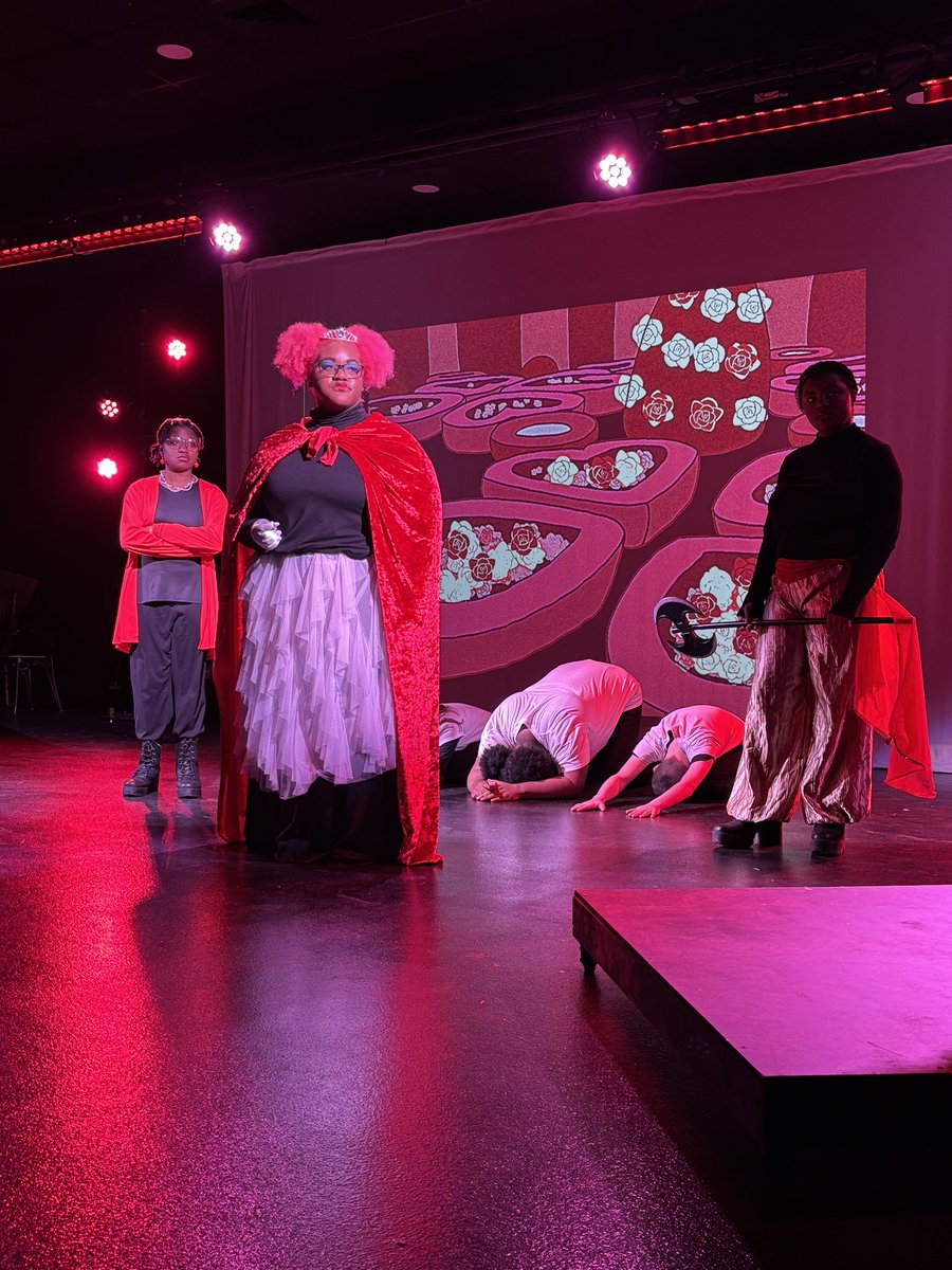 KecoughtanHigh's tweet photo. Alice vs Wonderland! KHS Theatre is amazing! 💖 https://t.co/eHutnlRSI9
