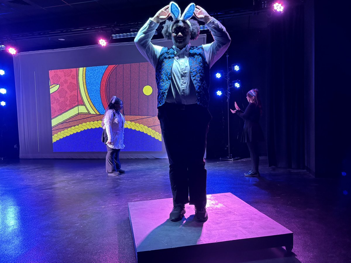 KecoughtanHigh's tweet photo. Alice vs Wonderland! KHS Theatre is amazing! 💖 https://t.co/eHutnlRSI9