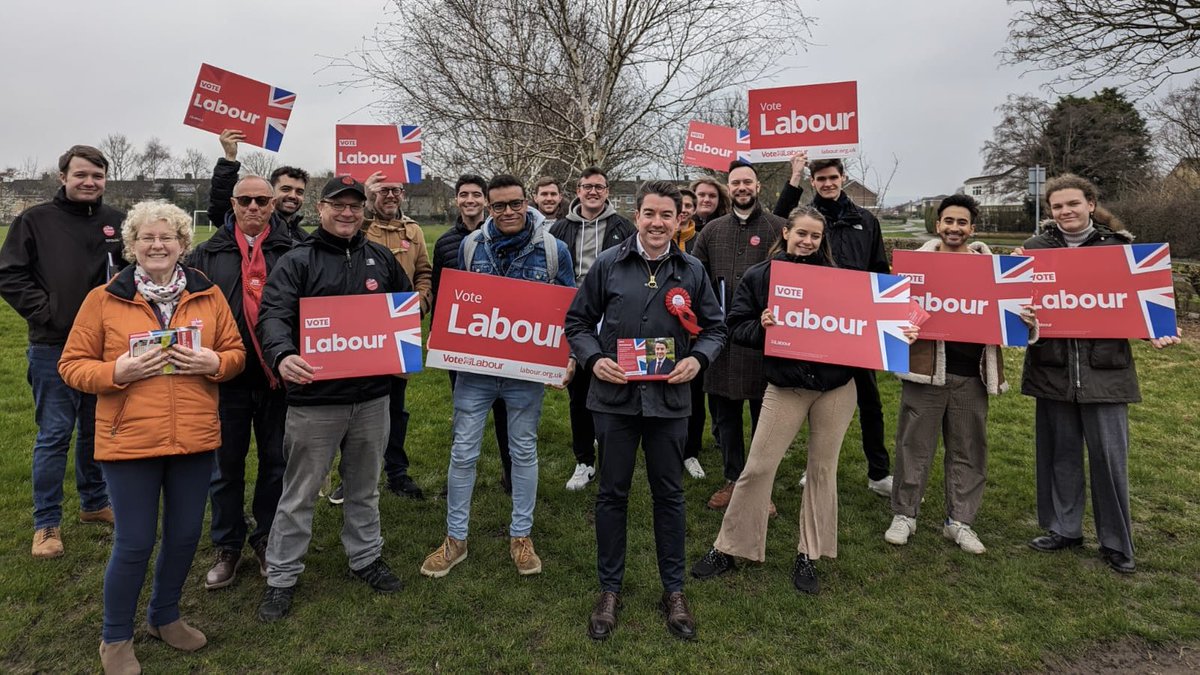 Fantastic day chatting to residents in Newton Aycliffe with volunteers from @LGBTLabour and @YoungLabNorth Bring on a May election 🗳️