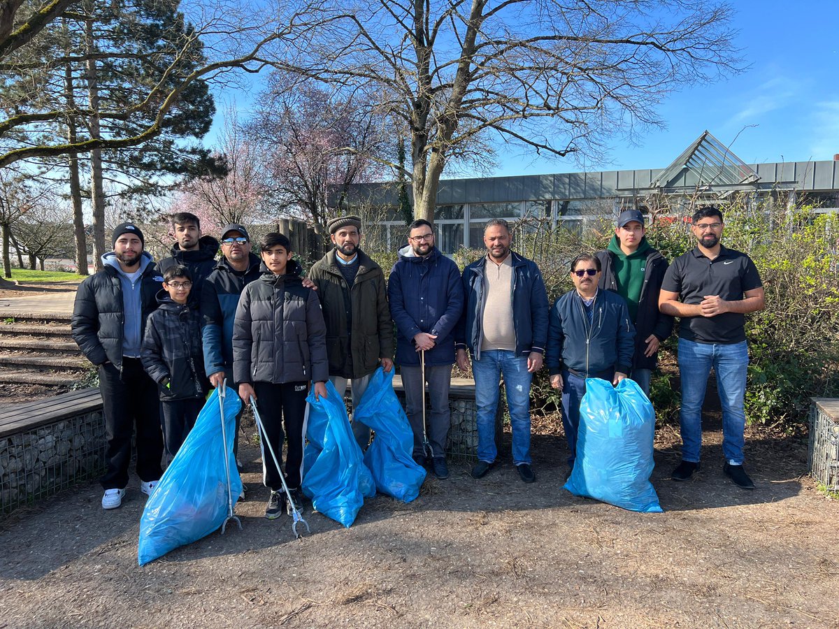 AMJ_Eppelheim's tweet photo. Eppelheim putzt sich raus!
Die Ahmadiyya Muslim Gemeinde #Eppelheim beteiligt sich an dieser Aktion und möchte somit Ihren Beitrag zur freundlichen #Umwelt leisten. Sauberkeit ist der halbe Glaube, so der Heilige Prophet Muhammad (saw).
#islam #Ahmadiyya #eppelheimputztsichraus https://t.co/uD99l7SqM2