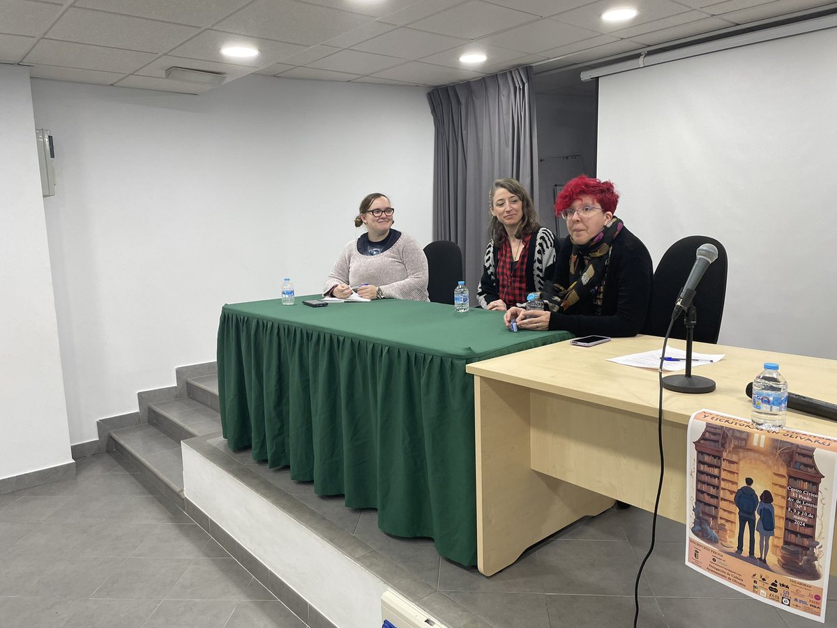 Vamos a terminar el sábado de #EDEEO con historias de terror de la mano de <a href="/IsabeldlRio/">Isabel del Río Sanz</a> <a href="/Ana_de_Haro/">Ana de Haro🖋️📚</a> y <a href="/PereaConcha/">Concepción Perea</a> ¡las luces hasta han hecho de las suyas!