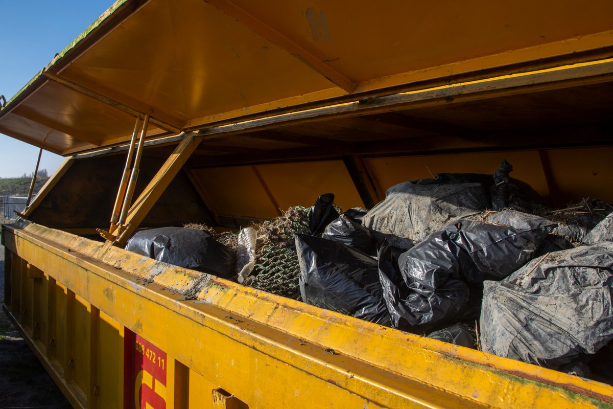 MargreetFrowijn's tweet photo. Vandaag opruimactie bij Balgzand van Landschap Noord-Holland. Ontzettend veel reepjes van plastic bekertjes, priegelige stukjes plastic, nylon pluis visserij en nog heel veel meer. Volgende week weer opruimen NLdoet in Zwanenwater. #opruimen #zwerfafval #balgzand @landschapnh https://t.co/OMOqNS9MWX