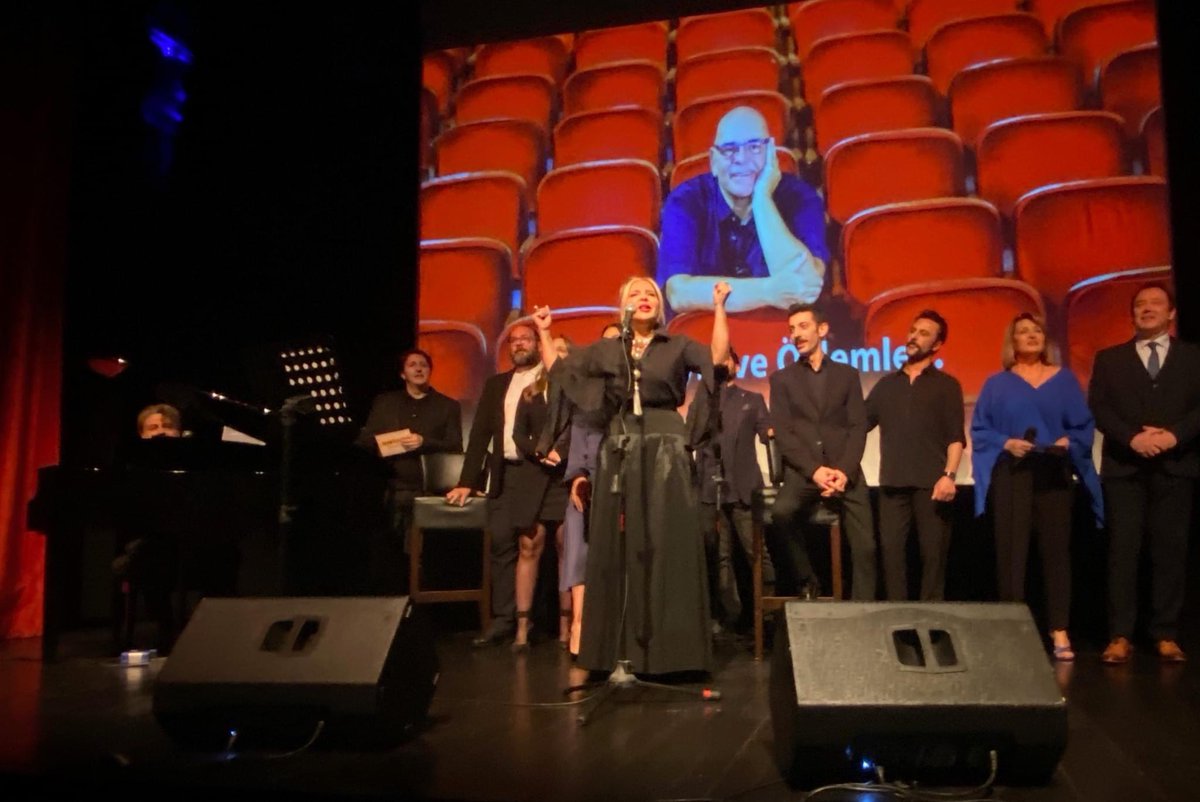 Dün geceki duygu yüklü anma töreni sonrasında şimdi ben acaba sizlere nasıl teşekkür etsem! İçimden geçen her birinize sımsıkı sarılmak. Rasim’e olan sevgi, saygı ve özlem dolu kalplerinizden öpmek... Seksenler şarkılarıyla hem Rasim’i anıp, hem seyircilere aşk ve romantizm kokan