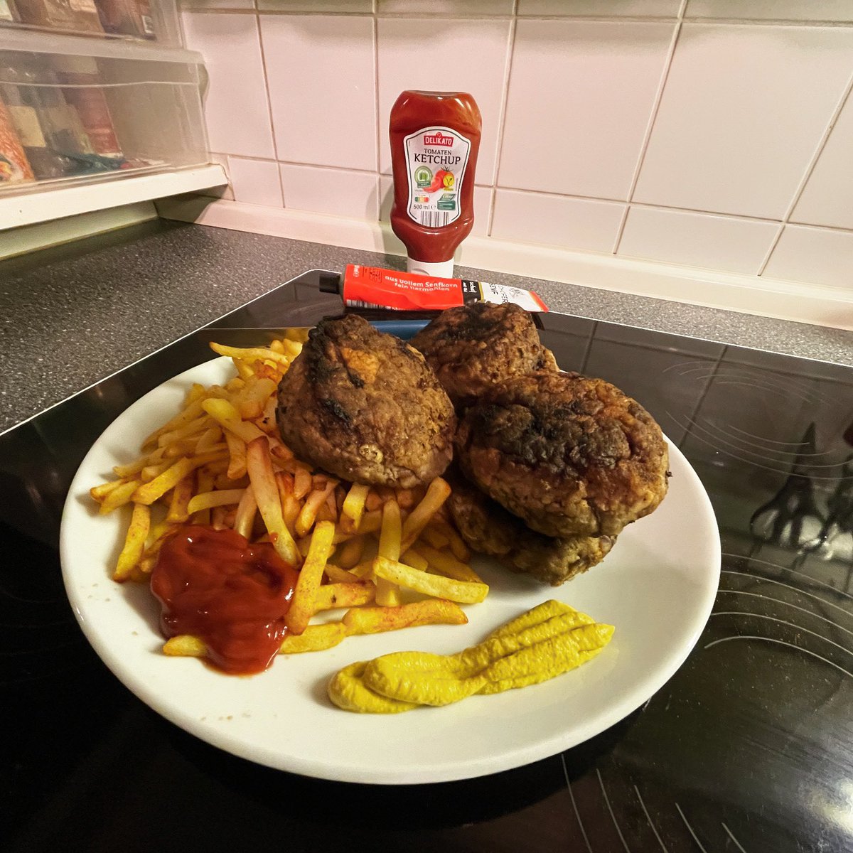 JayGuevara82's tweet photo. REWIND!

#Frikadellen mit #Pommes 

#Dinner #HelsKitchen #FoodPorn #FrikadellenPorn #LeftoverPorn https://t.co/DWcnZb869G