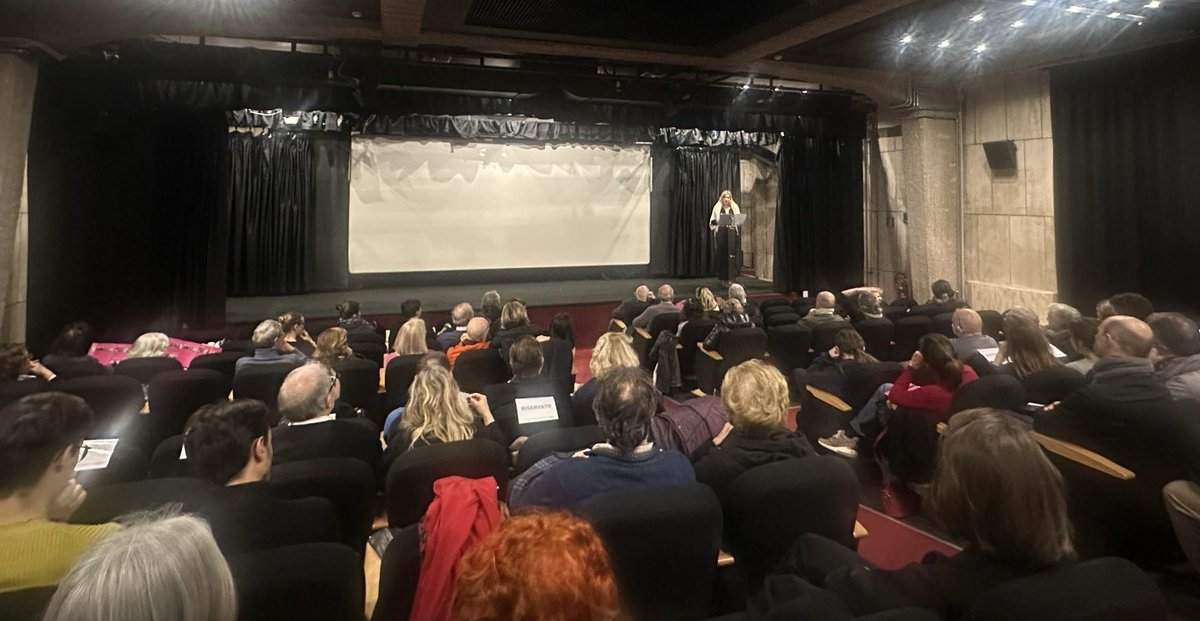 AmbMC_in_Italia's tweet photo. Beau succès pour le film monégasque « Rainier III par lui-même » de @YANoghes et @Check_Prod, qui a attiré un public nombreux curieux d’en apprendre plus sur ce Prince légendaire et la Principauté. 
Les votes sont ouverts. Rendez-vous le 14 mars pour le Palmarès ! 🇲🇨
#francofilm https://t.co/QD50fPztEG