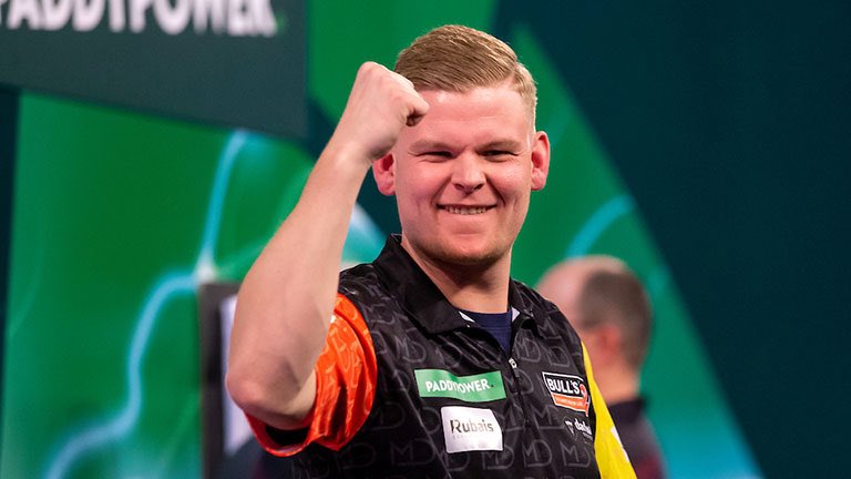 DartsBehindThe's tweet photo. 𝗗𝗘 𝗗𝗘𝗖𝗞𝗘𝗥 𝗕𝗘𝗔𝗧𝗦 𝗕𝗨𝗟𝗟𝗬 𝗕𝗢𝗬 🇧🇪🎯

Home favourite Mike de Decker powers past Michael Smith 6-2 at the Belgian Darts Open! https://t.co/P3MlFImBhL