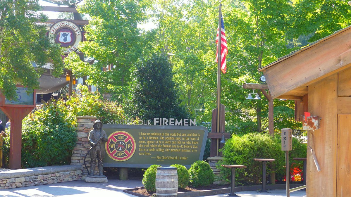 DollywoodP's tweet photo. Lovely tribute to the people who keep our houses from burning down at #FirechaserExpress @Dollywood https://t.co/9lGuHVjsEV