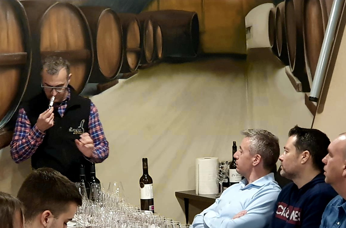 Cursos de Cata y protocolo, presentaciones de Bodegas y Catas Singulares. Te atreves a perdértelas? deblancoatinto.com/es/104-cursos-… #tiendagourmetmadrid #cursodecata #presentacionesbodega #bodegainvitada #catasmadrid #vinoselecionados #saberdevinos