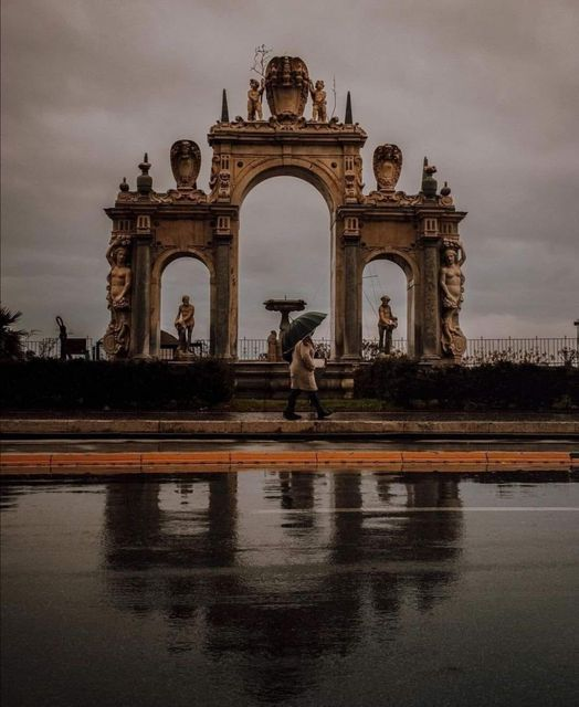 pierpi13's tweet photo. La fontana di Carosello esiste veramente, è a Napoli.
Chi oggi ha almeno 50 anni ricorda la sigla televisiva di Carosello che era, per i bambini, un appuntamento imperdibile prima di andare a dormire.
La colonna sonora rimase immutata per tutti i vent’anni, dal 1957 al 1977, si trattava di una tarantella del repertorio napoletano risalente agli anni venti intitolata “Pagliaccio” di autore ignoto.
Roberto Murolo l’ha poi inserita nella sua antologia della canzone napoletana.
Il giorno precedente alla messa in onda di Carosello, prevista per il 3 febbraio 1957, ci si accorse che mancava la sigla.
Il regista Luciano Emmer e il produttore Cesare Taurelli crearono durante la notte una serie di siparietti che si aprivano ad ogni sketch; la macchina da presa, fotogramma per fotogramma, a passo uno, avanzava mentre le tendine si aprivano.
La sigla di CAROSELLO più celebre, però, fu disegnata a tempera da Manfredo Manfredi e fu trasmessa a partire dal 1962.
La sigla disegnata, sovrapposta al monumento reale, riproduce esattamente l’opera d’arte monumentale di Napoli chiamata Fontana del Gigante o dell’Immacolatella.
La sua costruzione risale agli inizi del Seicento per opera del pittore e scultore Pietro Bernini e dell’architetto e scultore Michelangelo Naccherino che la realizzarono su commissione del Duca d’Alba Don Antonio Alvarez di Toledo.
La Fontana del Gigante, o dell’Immacolatella, è situata a Napoli tra via Partenope e via Nazario Sauro, proprio di fronte a Castel dell’Ovo.