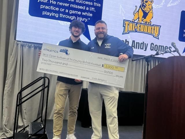 CoachAGomes's tweet photo. Congrats to @DylanSu86597508 on earning and winning the Gold Athletics scholarship! Thanks to @msharkygold and the rest of the Gold Athletics team for recognizing this amazing scholar athlete! https://t.co/RdT7ypV6je